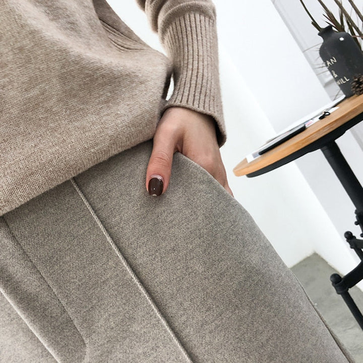 Thickened women's winter pants, offering superior warmth and a stylish, relaxed fit for cold days.