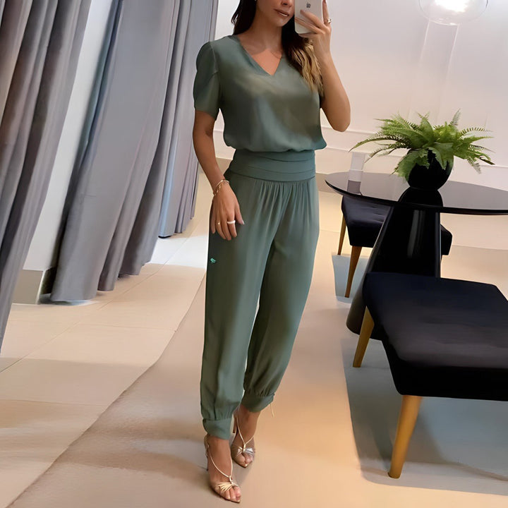 Fashionable women's two-piece set with puff sleeves, ideal for a chic street style look or comfortable everyday wear.