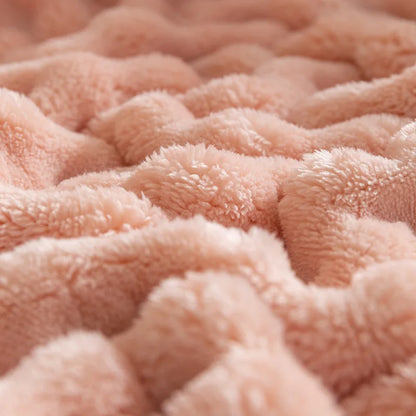 Plush & warm bubble fleece throw blanket, perfect for snuggling in living room or bedroom.