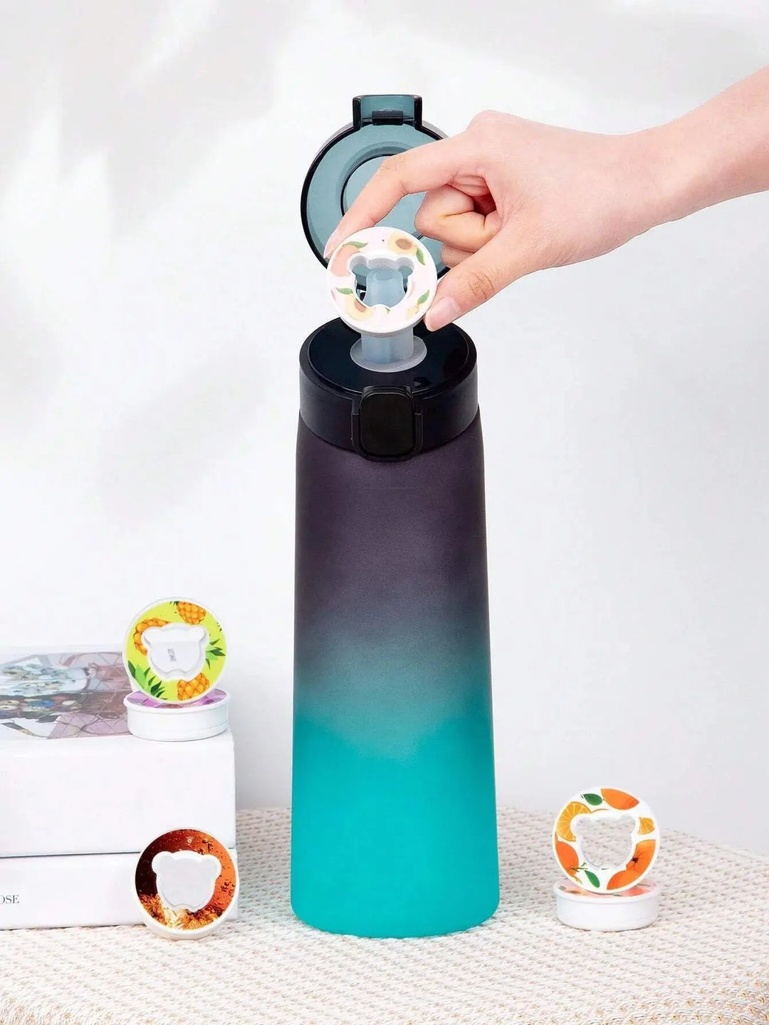 Sports bottle 22oz, scent-based flavor. Refillable and reusable for active fitness.