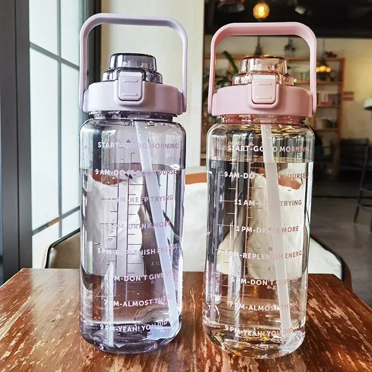 Hydration made easy with this 2L straw bottle, time markers, ideal for sports and daily use.