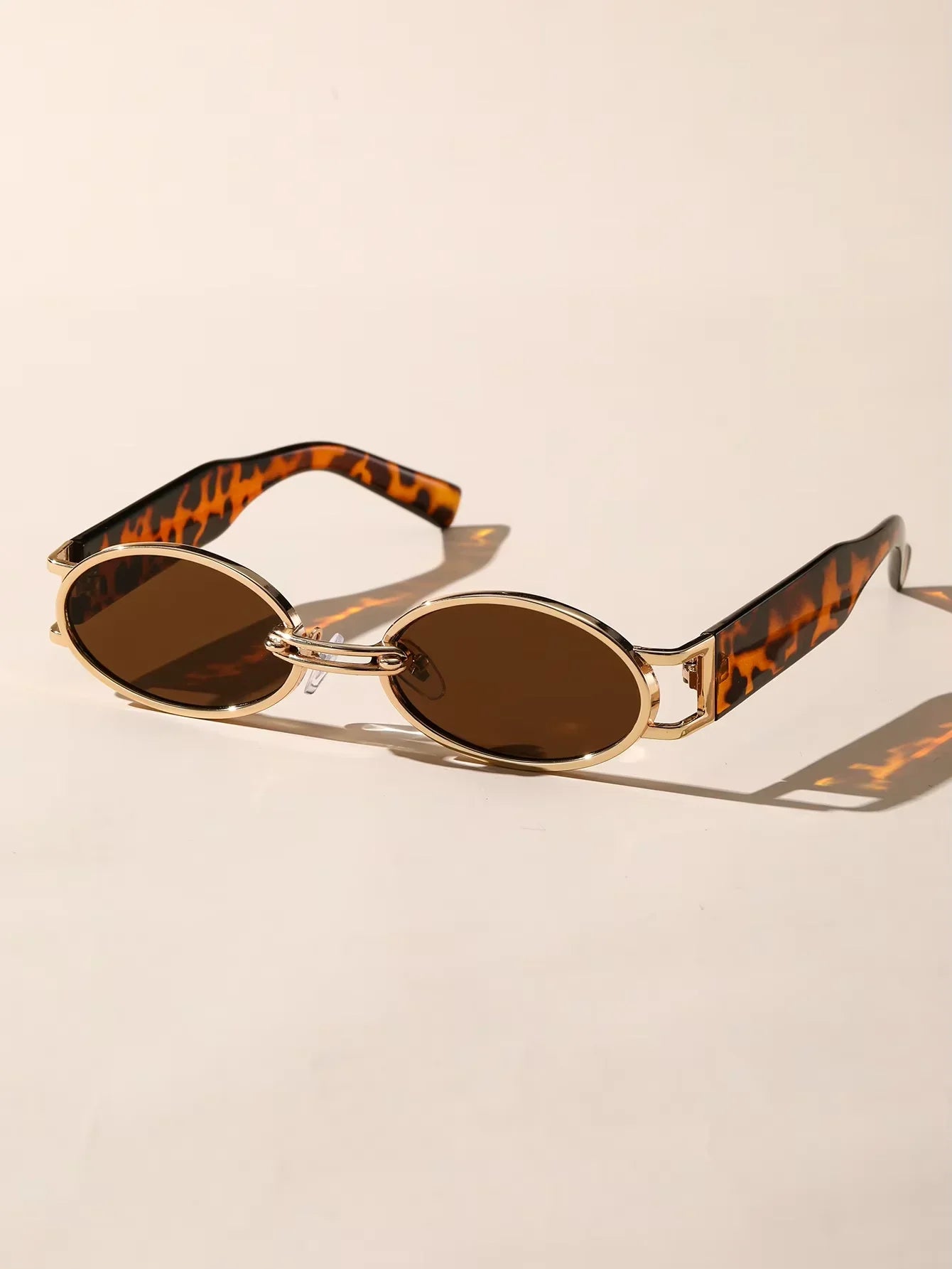 Unisex AURION oval sunglasses with UV400 protection. Stylish fashion accessory for sun safety.