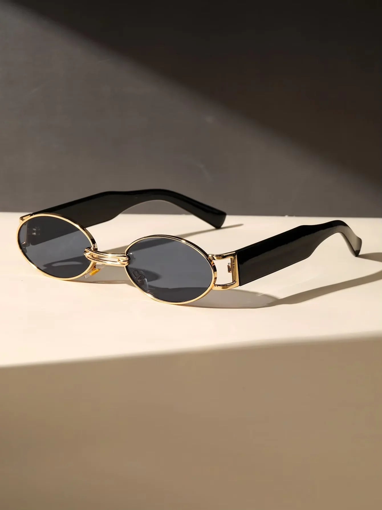 AURION unisex oval sunglasses in leopard print with gold accents. Fashionable UV400 eye protection.
