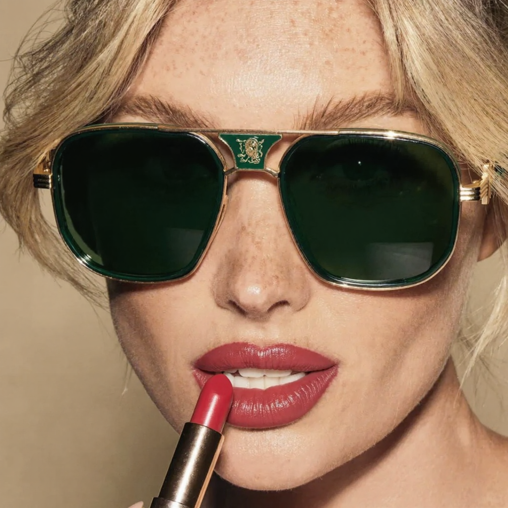 Classic unisex aviator sunglasses featuring dark black lenses & essential UV400 protection. Fashionable shades.