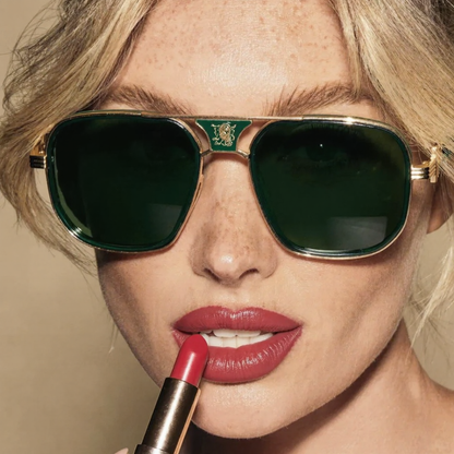 Classic unisex aviator sunglasses featuring dark black lenses & essential UV400 protection. Fashionable shades.