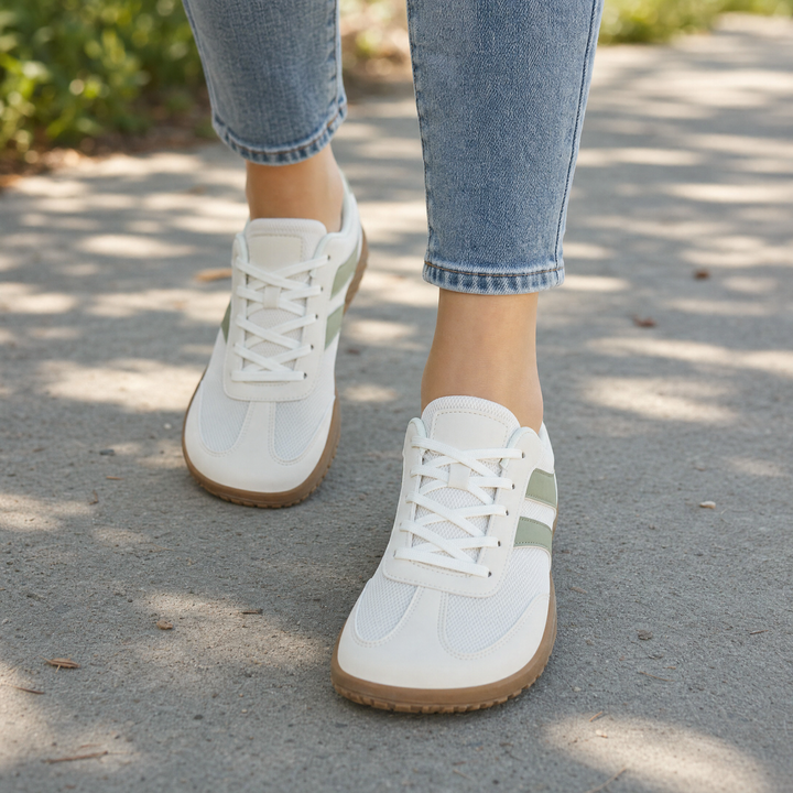 Minimalist unisex walking shoes for outdoor trails, wide toe box & flexible non-slip sole.