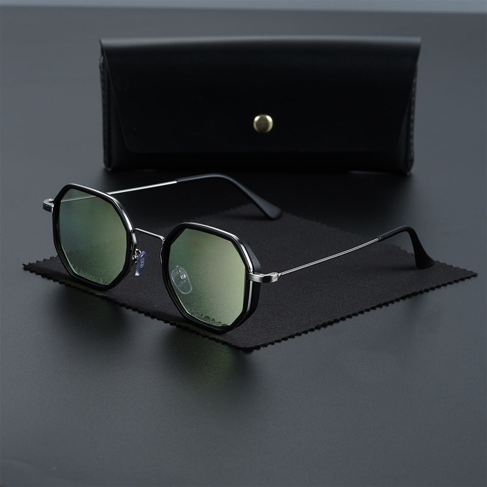 UV400 hexagonal sunglasses. Bold unisex design, perfect fashion accessory for modern look.
