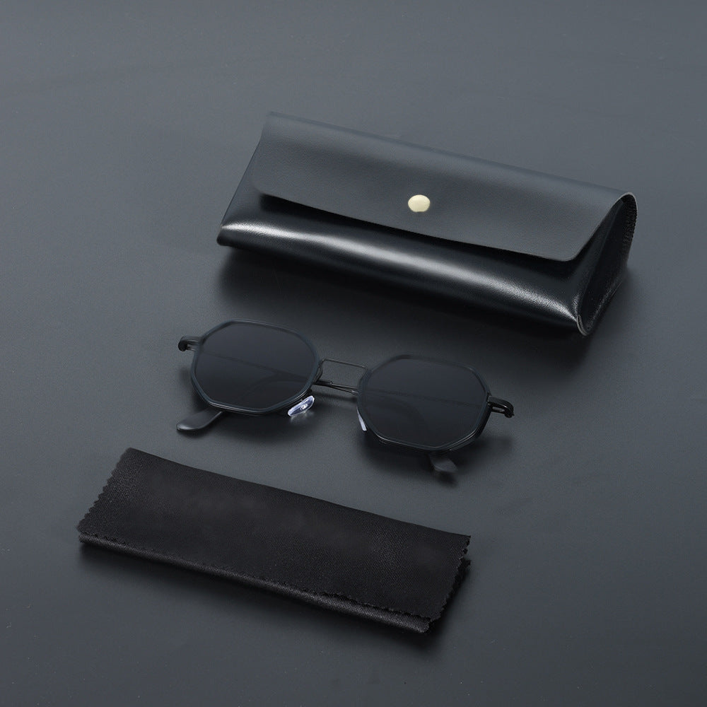 Unisex hexagonal sunglasses offering UV400 protection. Modern design for all genders.