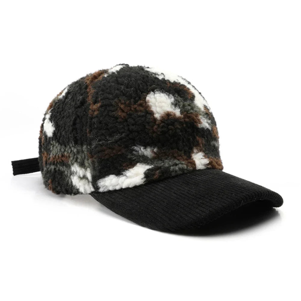 Adjustable unisex camouflage cap with plush fleece lining, cozy and fashionable.