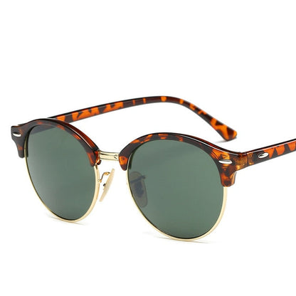Fashionable unisex sunglasses featuring a durable alloy frame and UV400 anti-glare lenses for summer accessories.
