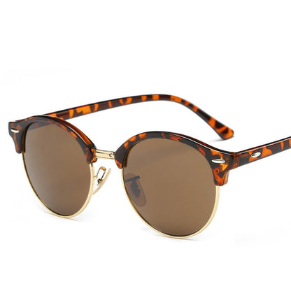Chic unisex UV400 sunglasses. Anti-glare eyewear with a modern alloy frame, ideal for fashion and sun protection.
