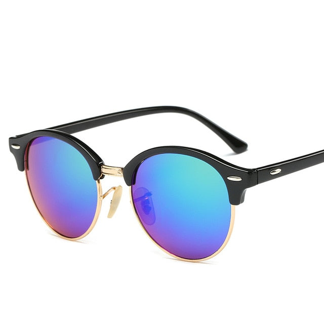 Stylish unisex sunglasses providing UV400 anti-glare protection. Fashionable alloy frame eyewear, a must-have summer accessory.