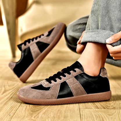 Unisex retro sneakers with a classic style, perfect for casual daily wear. Comfortable and stylish lace-up footwear.