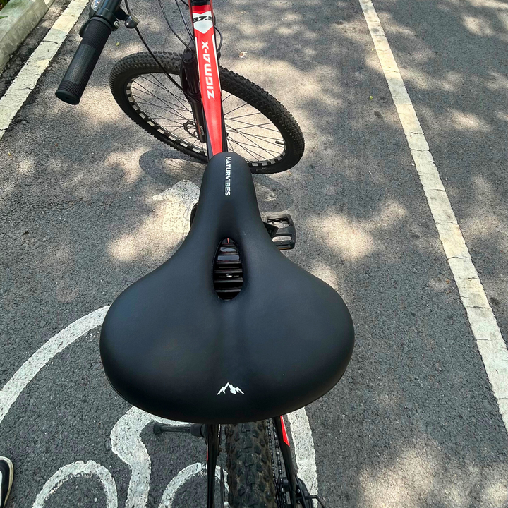 Angled view of a comfort cycling seat demonstrating its anti-slip surface and unisex design