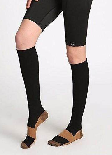 Copper compression socks for leg fatigue, swelling, & varicose veins. Unisex design offers daily support & recovery.