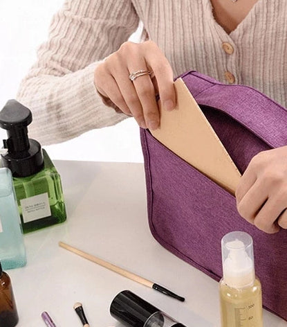 Men's & women's deluxe travel bag, hooks to hang, keeps washroom essentials tidy.