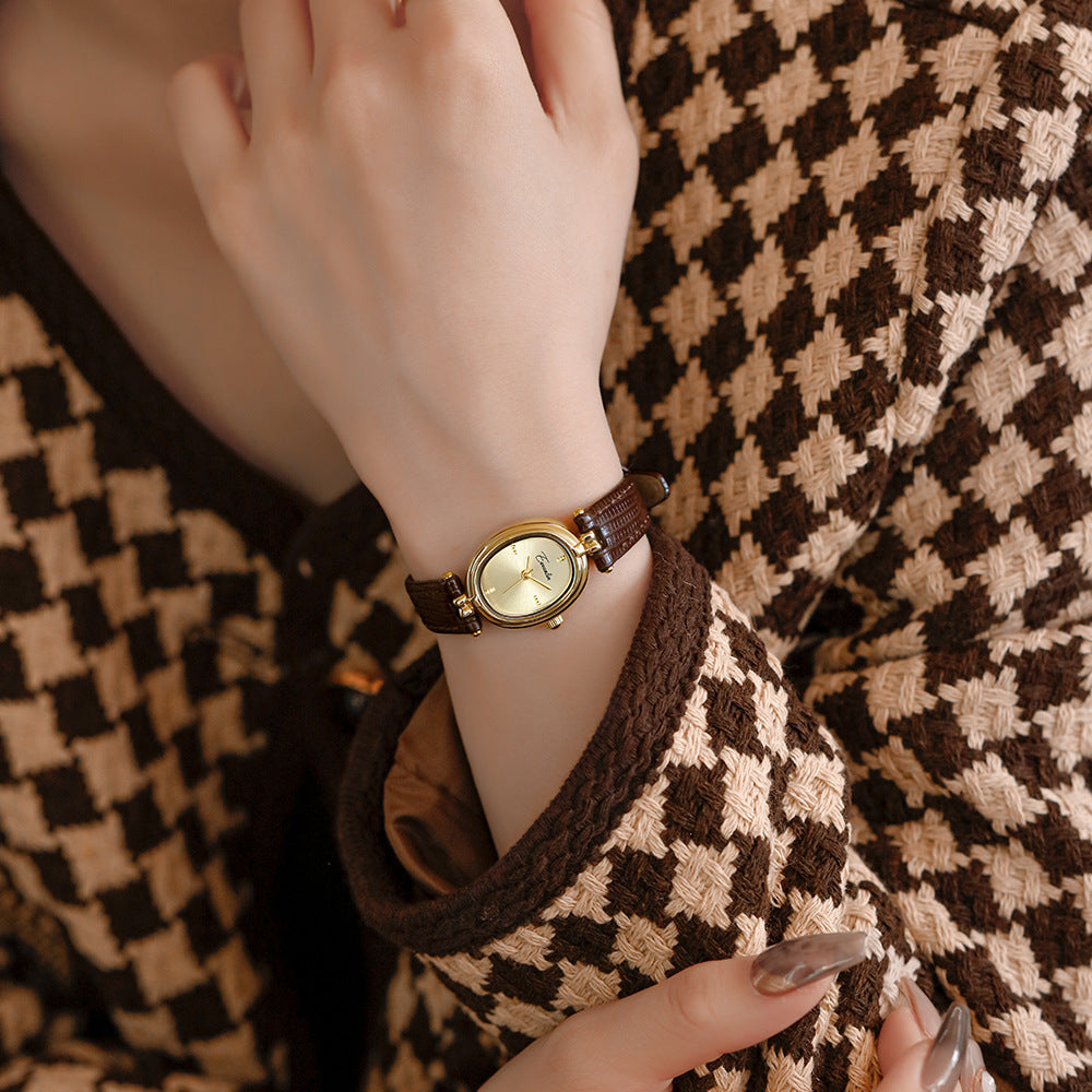 Casual yet elegant unisex watch, a stylish accessory with a faux leather strap & gold face. Versatile fashion.