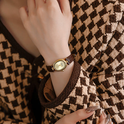 Casual yet elegant unisex watch, a stylish accessory with a faux leather strap & gold face. Versatile fashion.