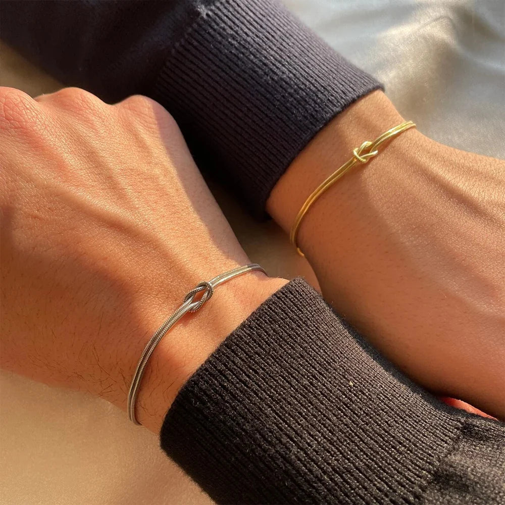 Symbolic Endless Knot stainless steel chain bracelet, minimalist design, adjustable, perfect unisex accessory.