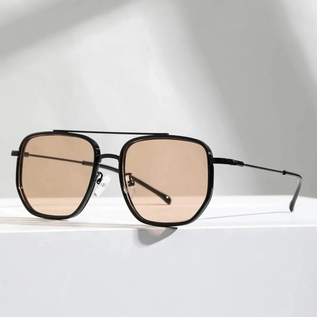 Sleek unisex eyewear: fashion sunglasses with advanced UV protection and durable metal frame.