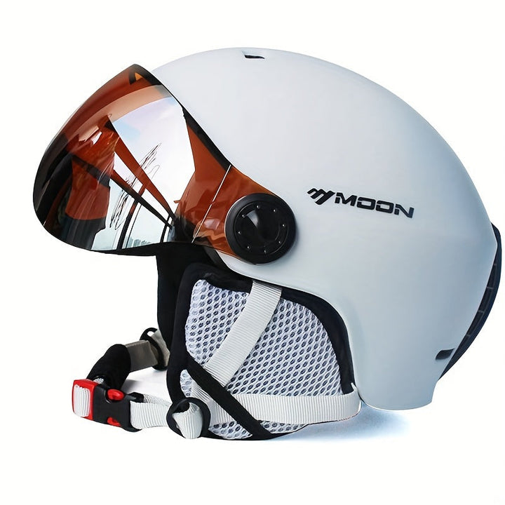 Protective unisex ski helmet, ideal for winter sports adventures and comfort.