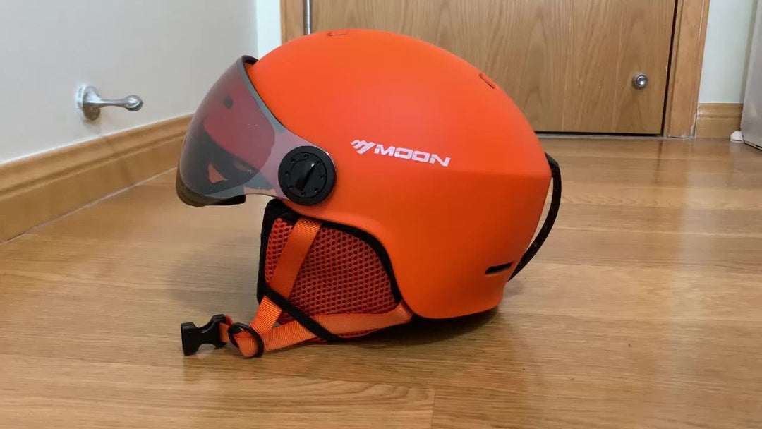 High-quality ski & snowboard helmet with removable parts for easy cleaning.