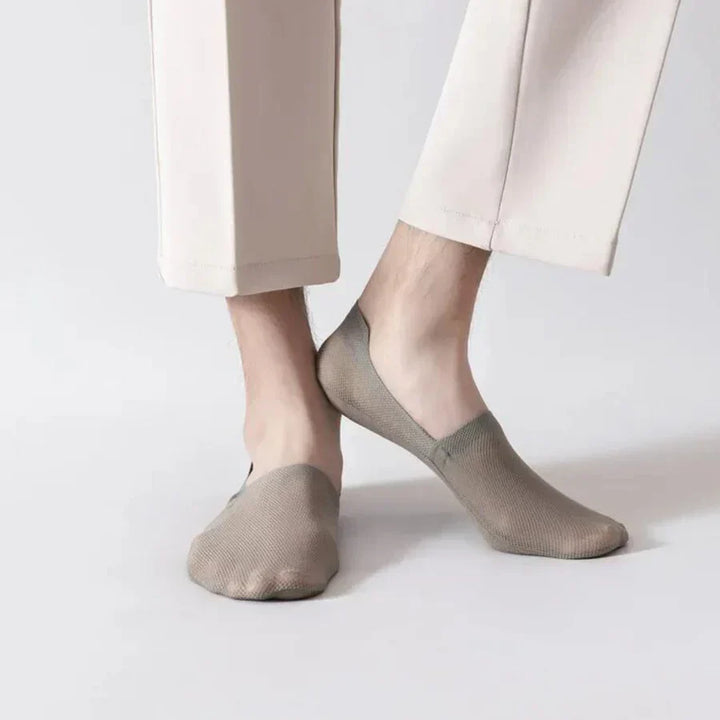 Multi-pack of unisex no-show socks with invisible design & anti-slip heel, ideal for any shoe.