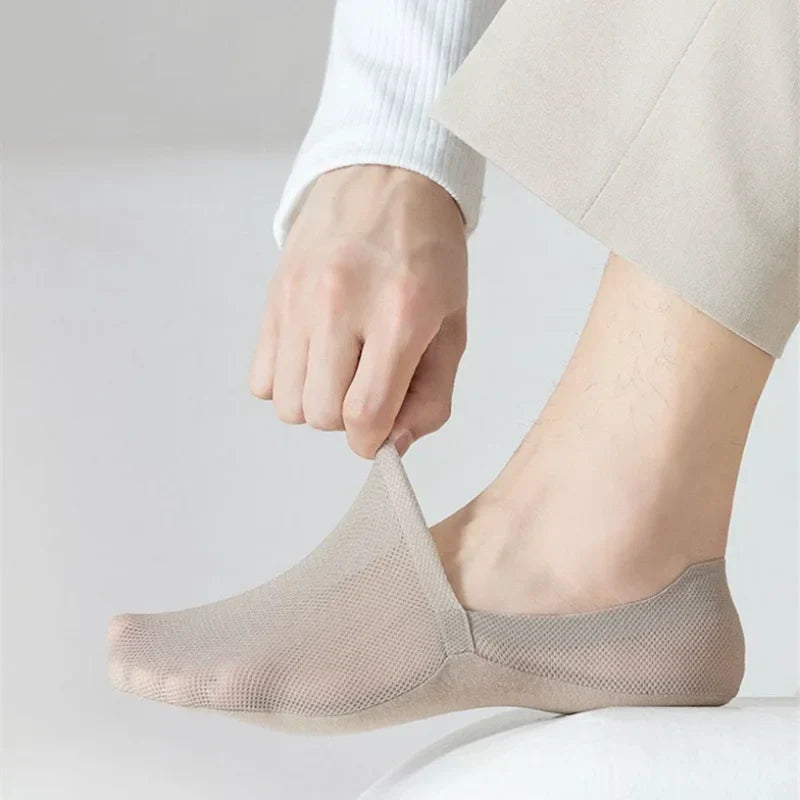Men's no-show anti-slip socks, low-cut & invisible for comfortable, discreet footwear.