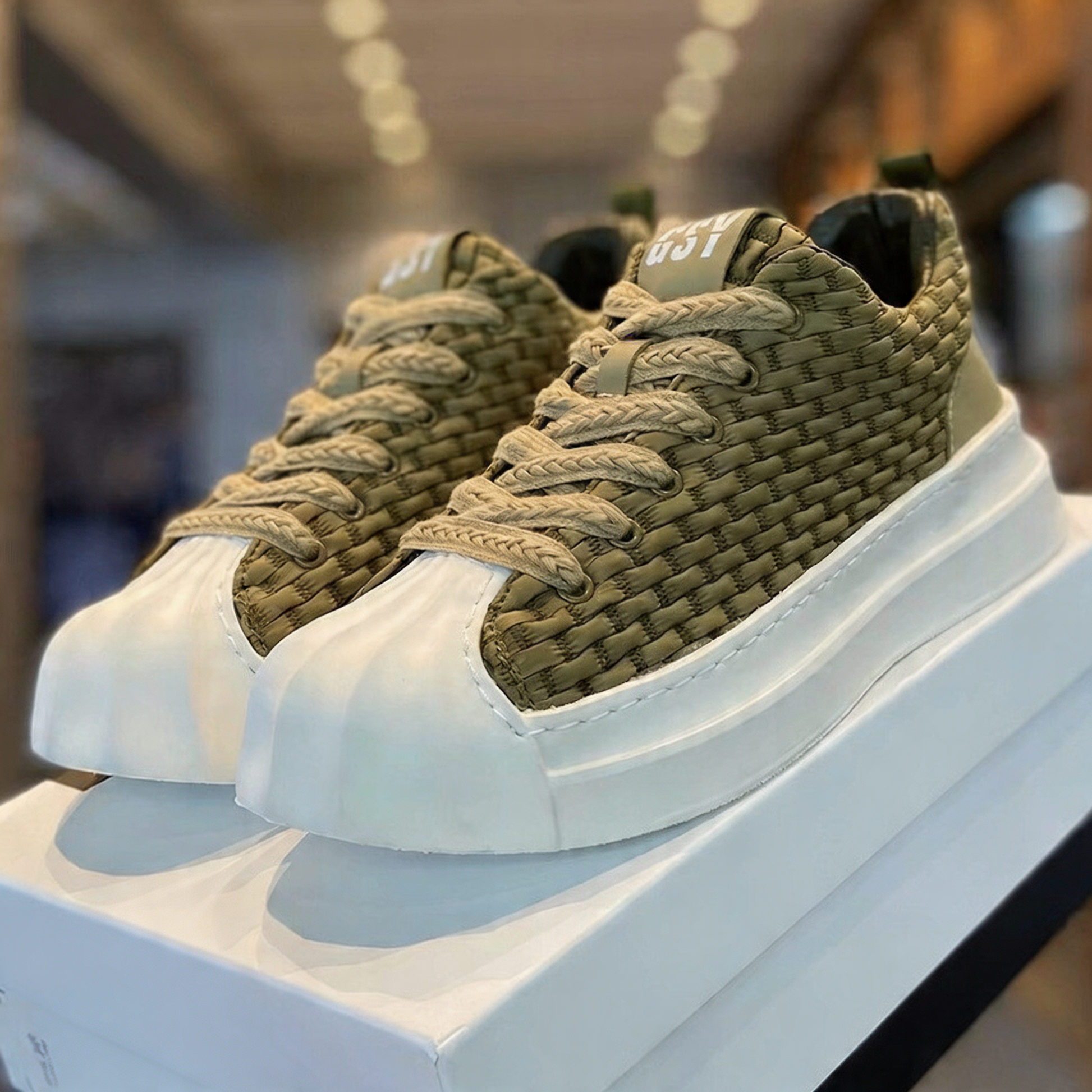 Comfortable unisex air cushion sneakers with a lightweight, breathable upper. Ideal for casual & athletic use.