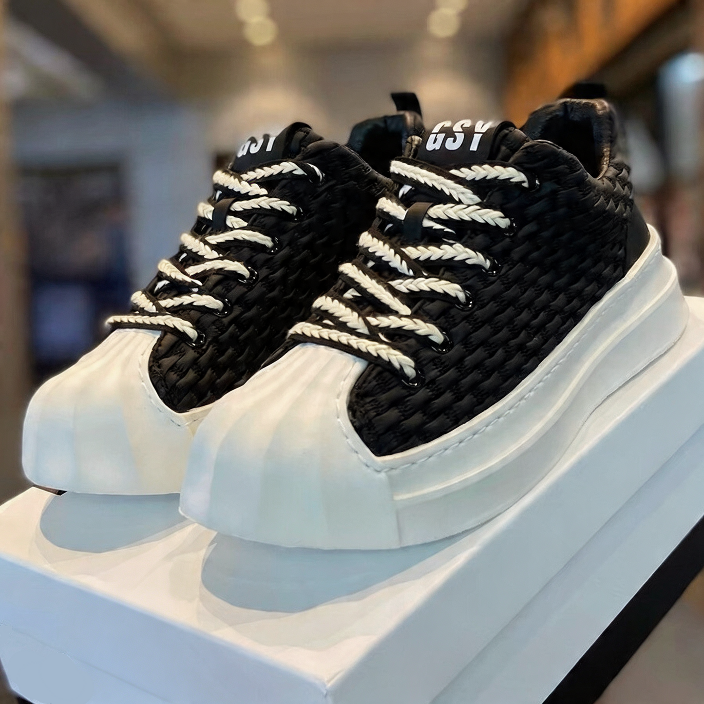 Athletic unisex lightweight sneakers featuring air cushioning for superior walking comfort & support.