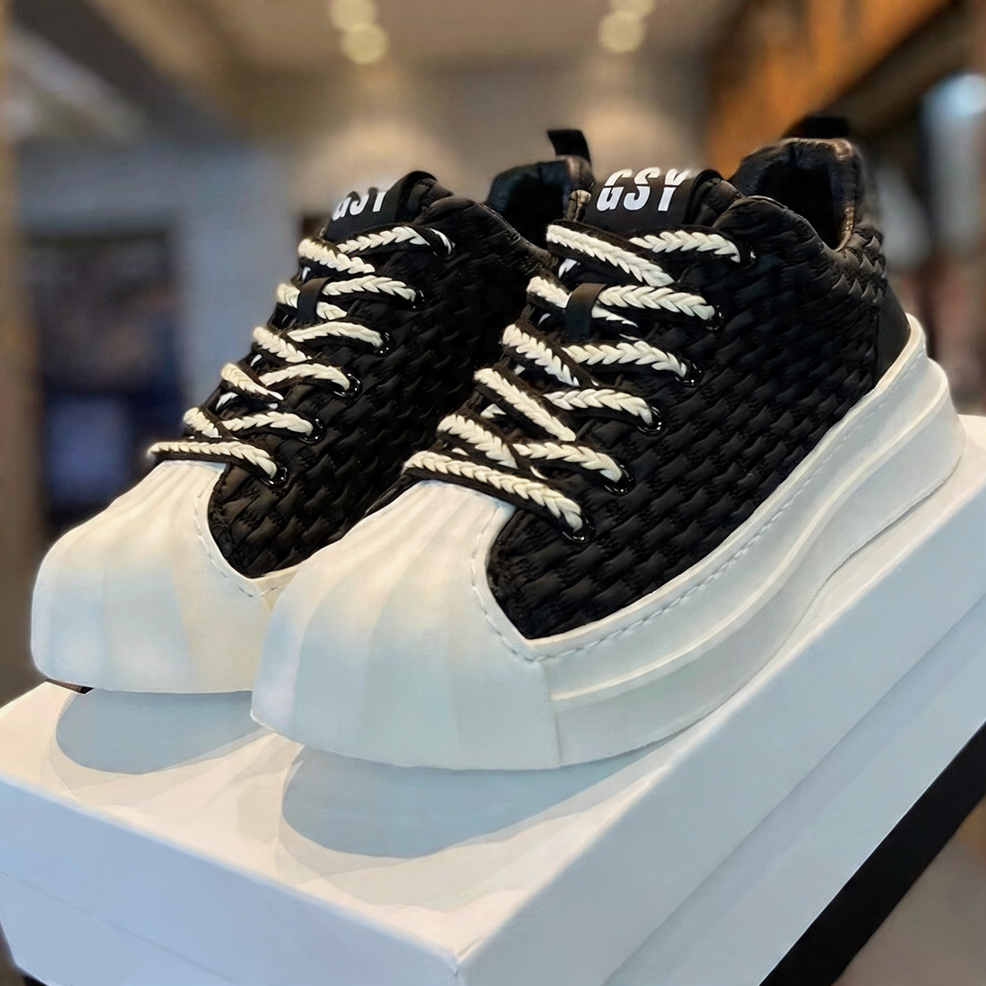 Athletic unisex lightweight sneakers featuring air cushioning for superior walking comfort & support.