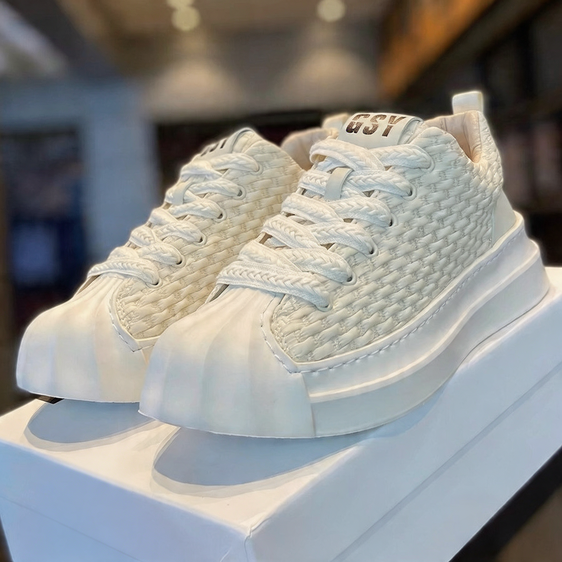 Breathable unisex air cushion footwear, lightweight and cushioned for all-day comfort & active lifestyles.