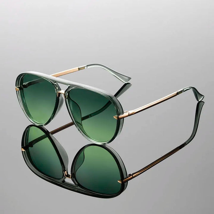 Unisex modern aviator sunglasses, sleek design with full UV400 protection. Essential eyewear for sun.