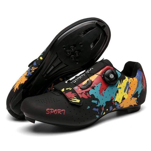 Unisex flat pedal cycling shoes in black, featuring reinforced toe for mountain biking protection