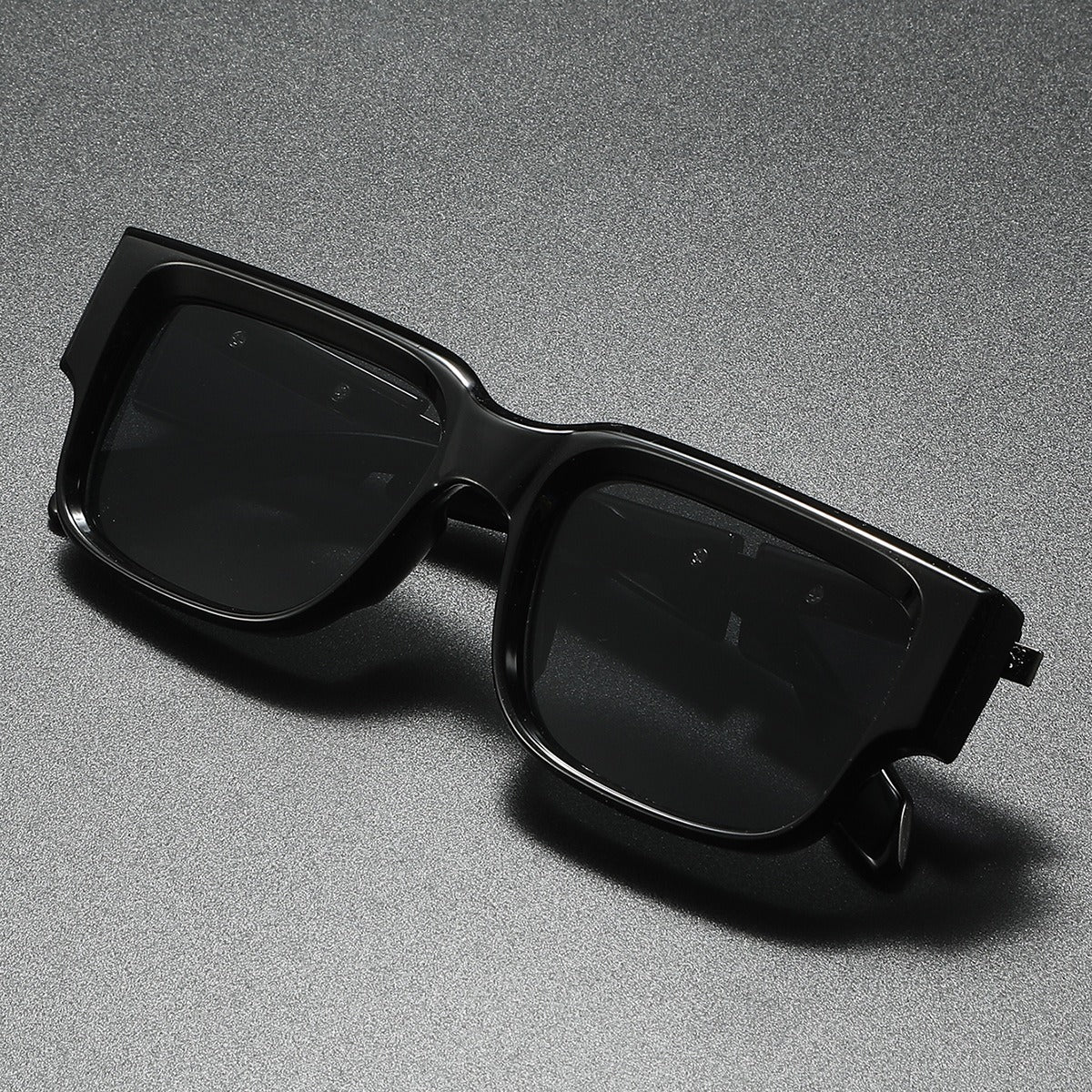 Comfortable unisex oversized square sunglasses, essential fashion eyewear for both men and women's daily sun protection.