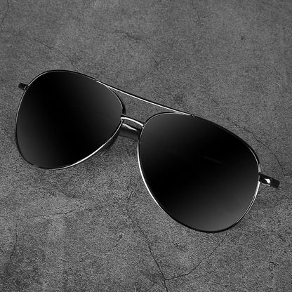 Durable lightweight design: Polarized aviator sunglasses for long-lasting glare protection.