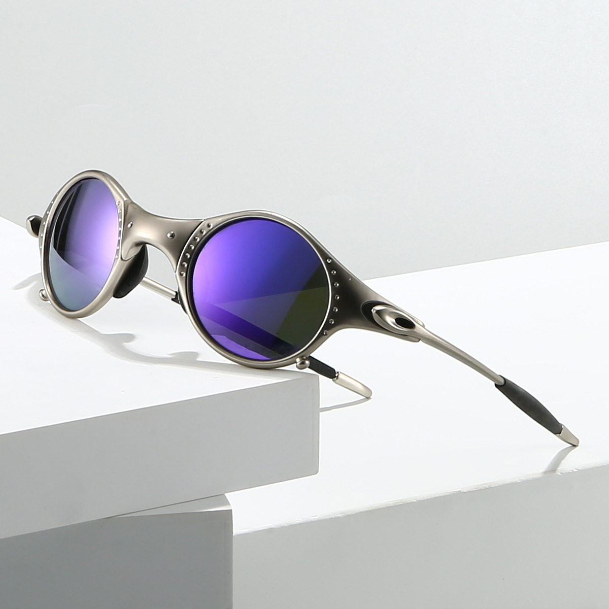 High-performance polarized shades for outdoor activities, ensuring clear vision & robust UV protection for sports.