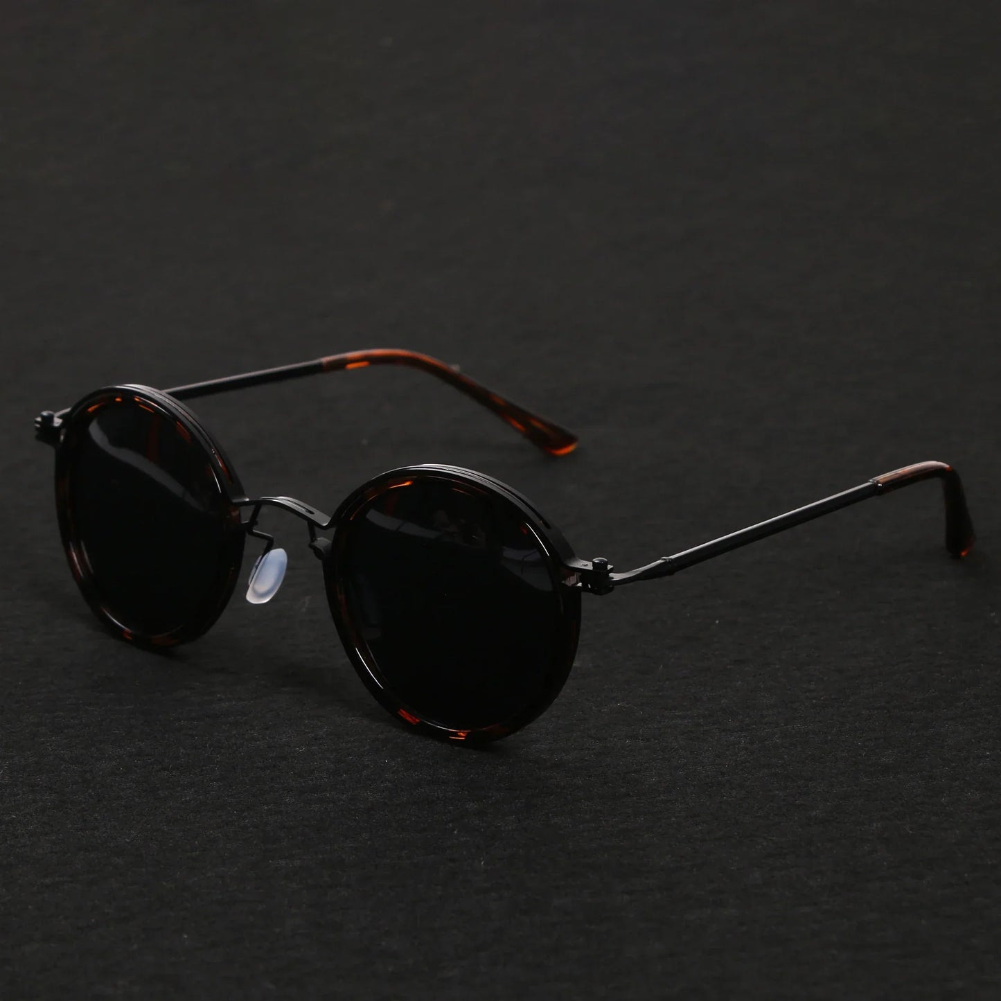 Trendy unisex gold frame sunglasses with polarized UV protection for everyday style & glare reduction.