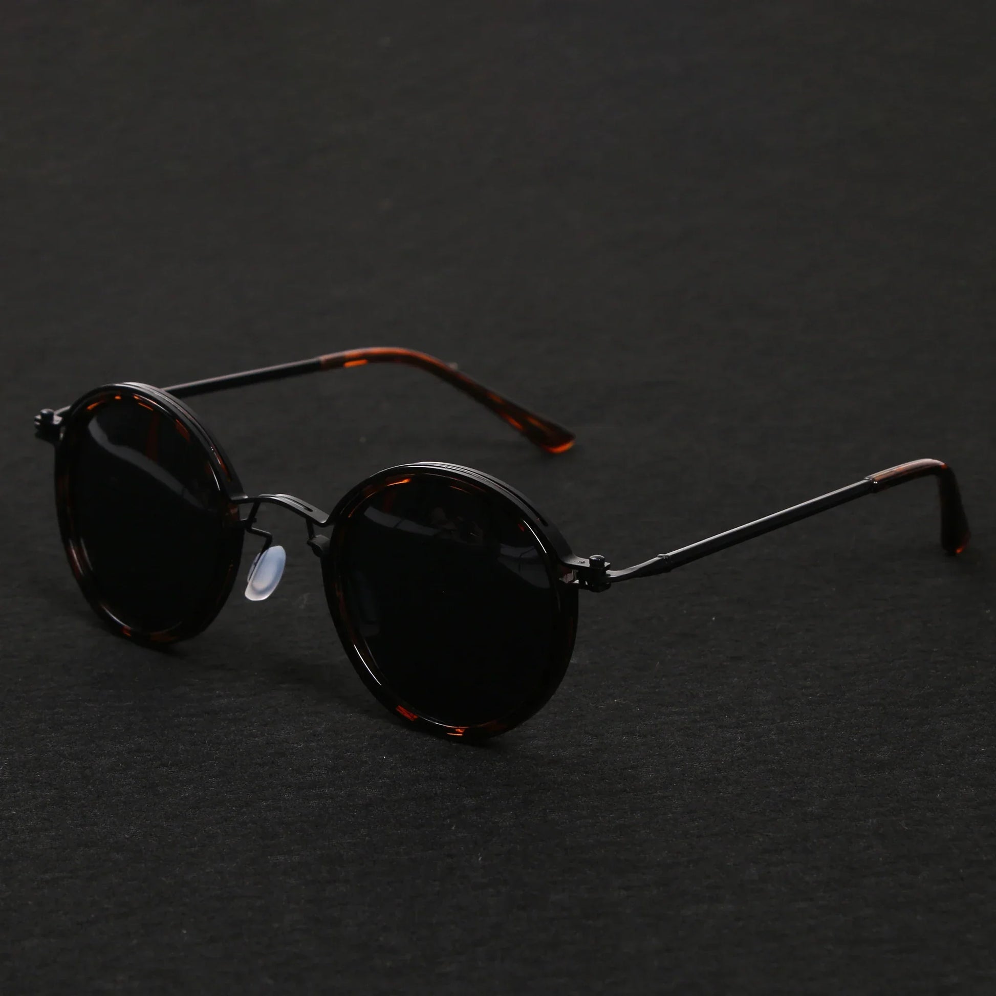 Trendy unisex gold frame sunglasses with polarized UV protection for everyday style & glare reduction.