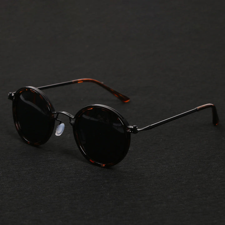 Trendy unisex gold frame sunglasses with polarized UV protection for everyday style & glare reduction.