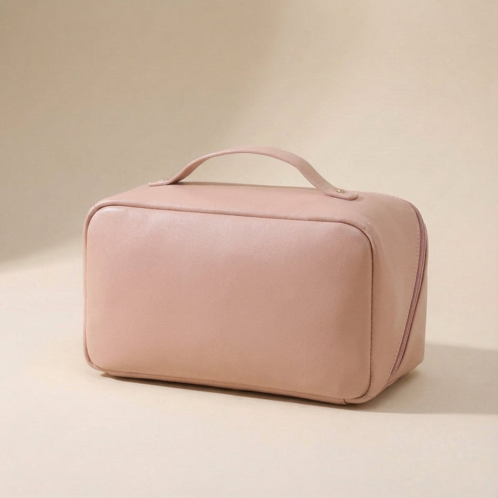 Compact & portable travel makeup case. Organize all your beauty essentials in this versatile cosmetic bag.