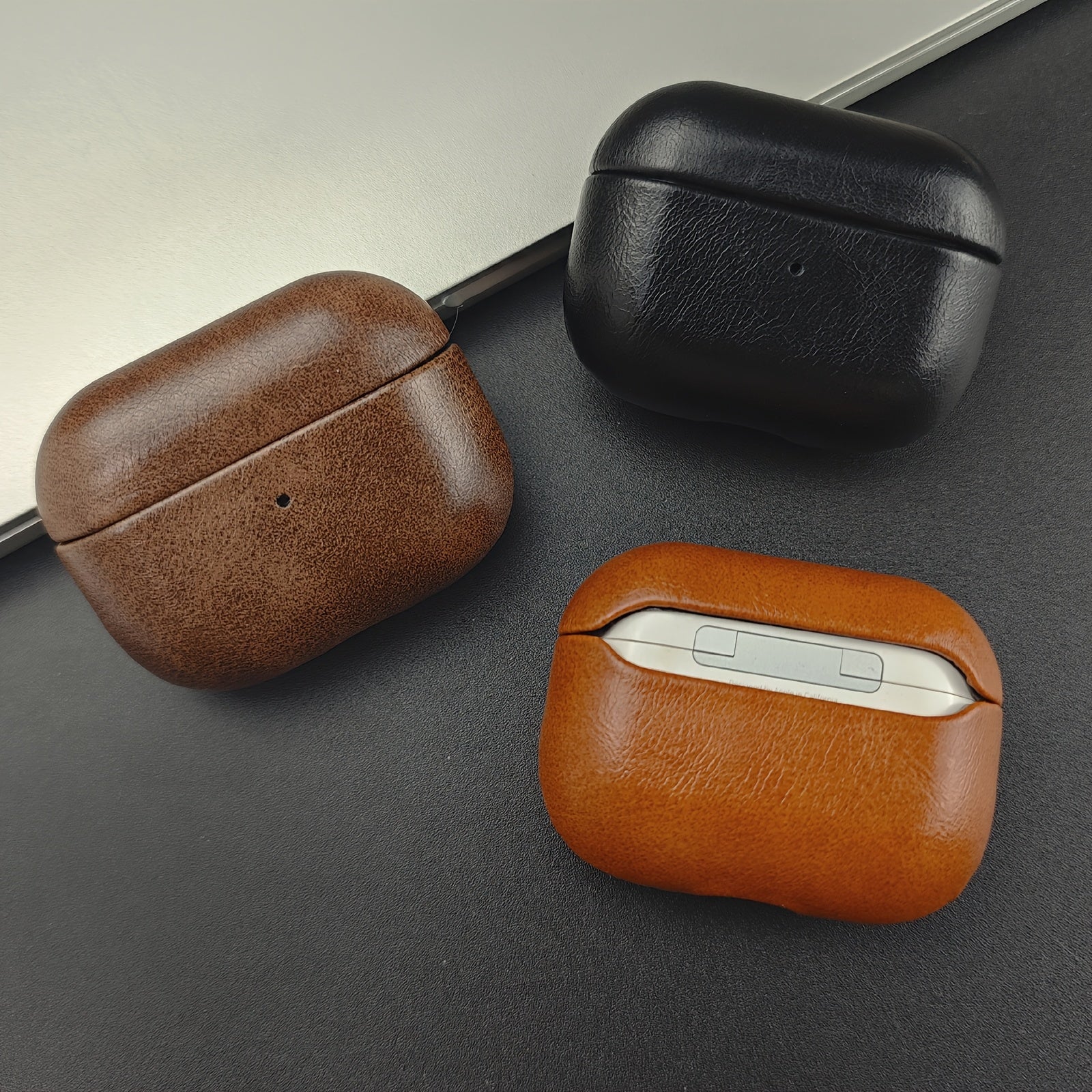 Stylish slim unisex earphone case in premium leather. Offers scratch resistance & drop protection.