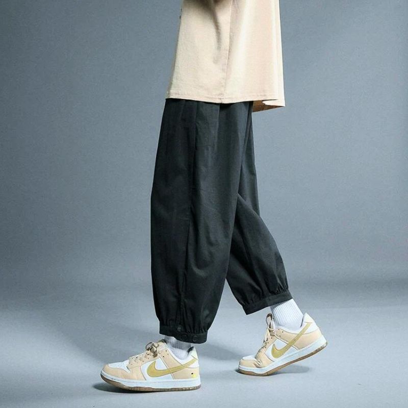Everyday casual wear: relaxed fit unisex pants with drawstring closure & elastic cuffs for comfort.