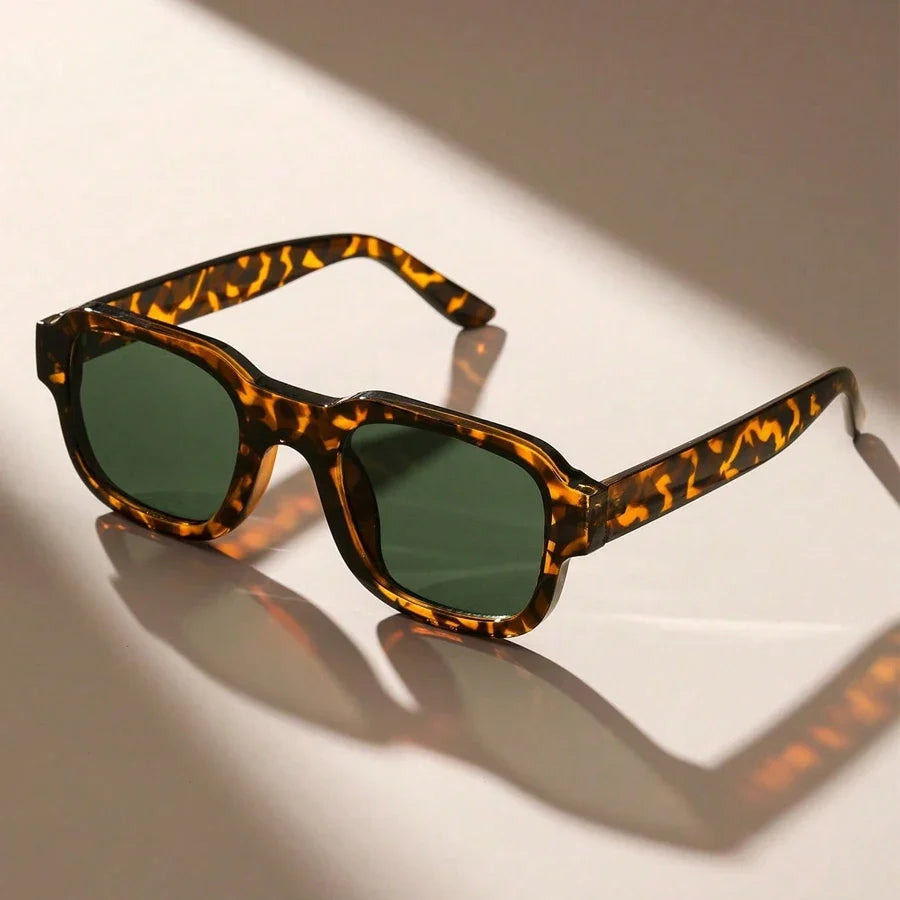 Unisex retro bold frame sunglasses with UV protection, perfect for everyday style and fashion.