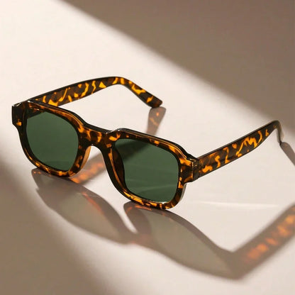 Unisex retro bold frame sunglasses with UV protection, perfect for everyday style and fashion.