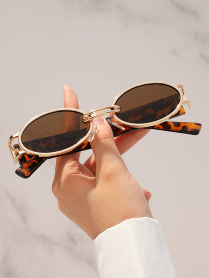 Chic unisex sunglasses, retro look, offering effective UV eye protection.