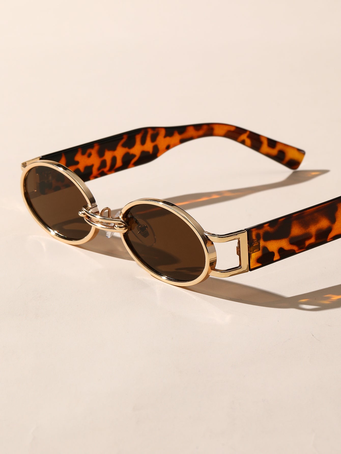 Contemporary retro shades, unisex, ensuring 100% UV protection.