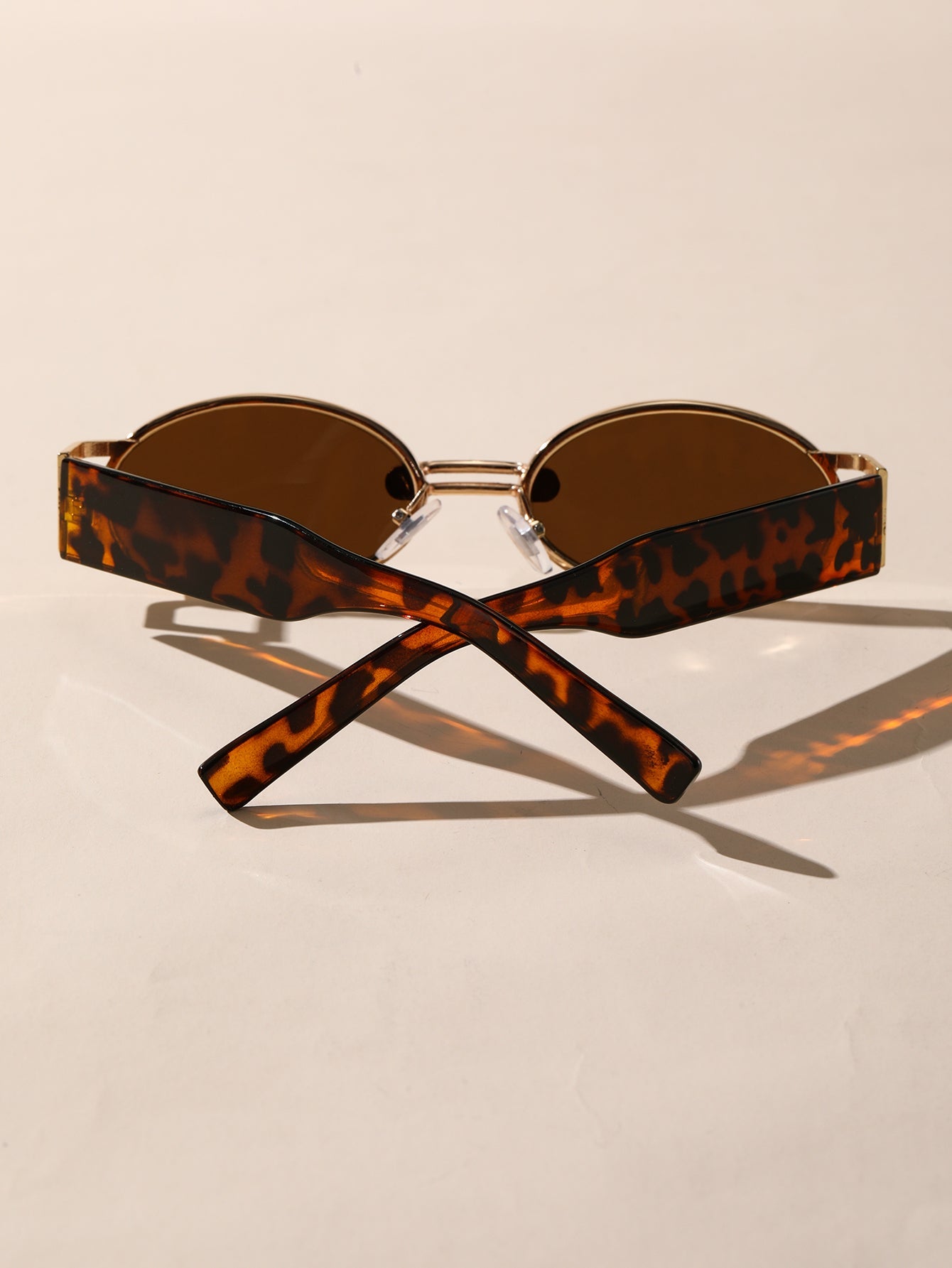 Versatile unisex retro modern sunglasses, ideal for fashion and UV safety.