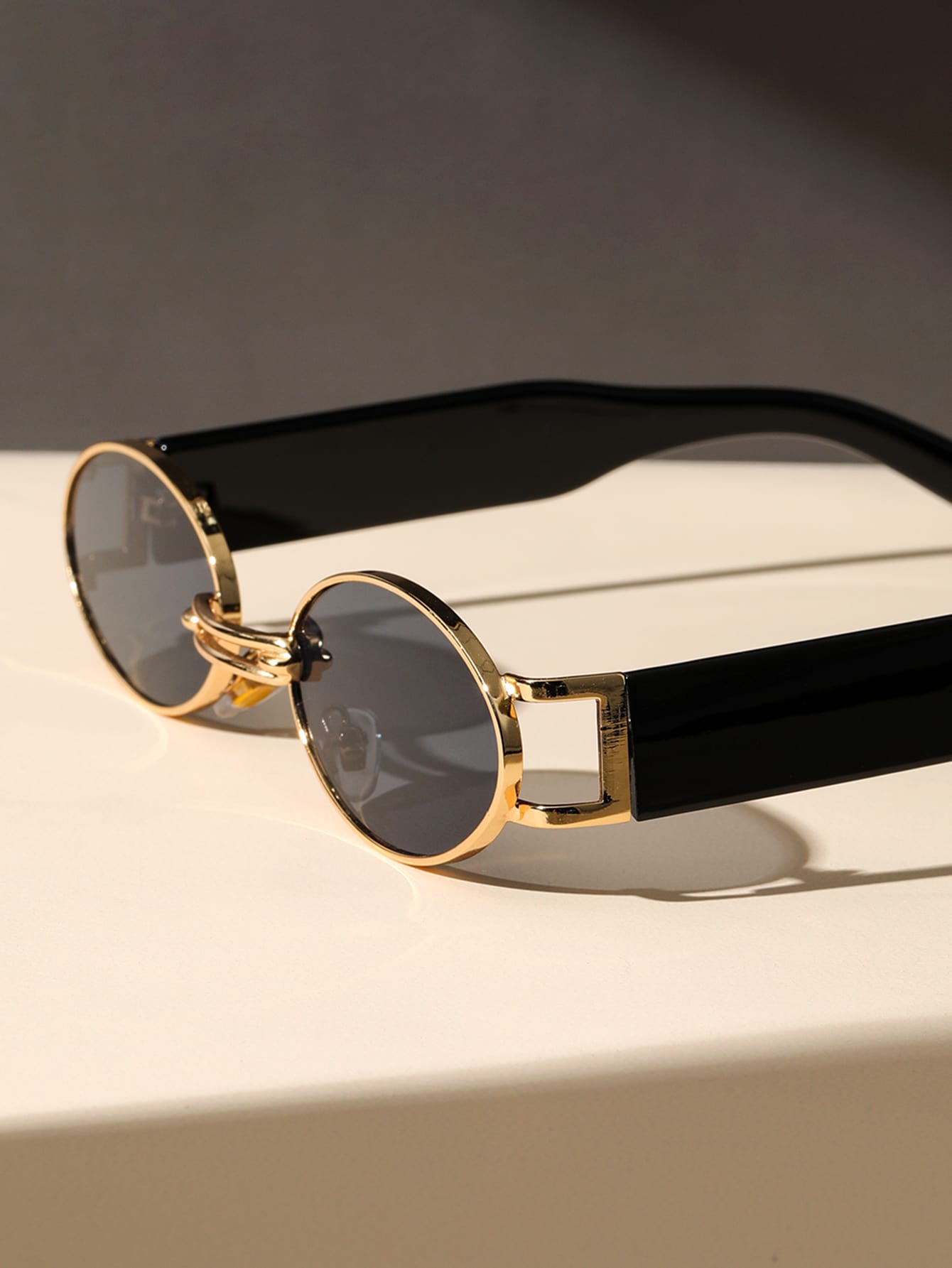 Fashionable retro sunglasses, unisex design, offering full UV protection.