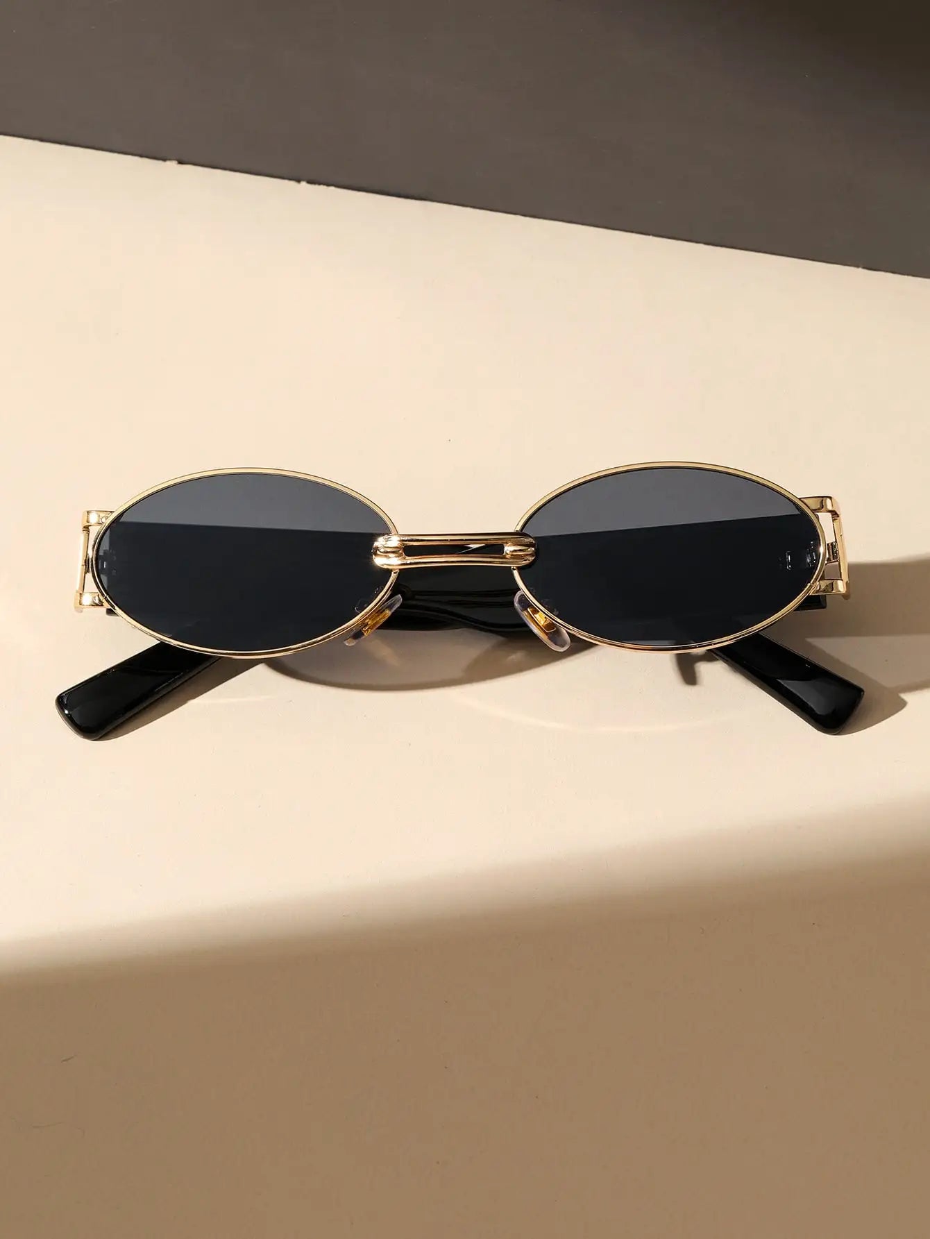 Leopard print retro sunglasses, unisex, providing essential UV eye protection.
